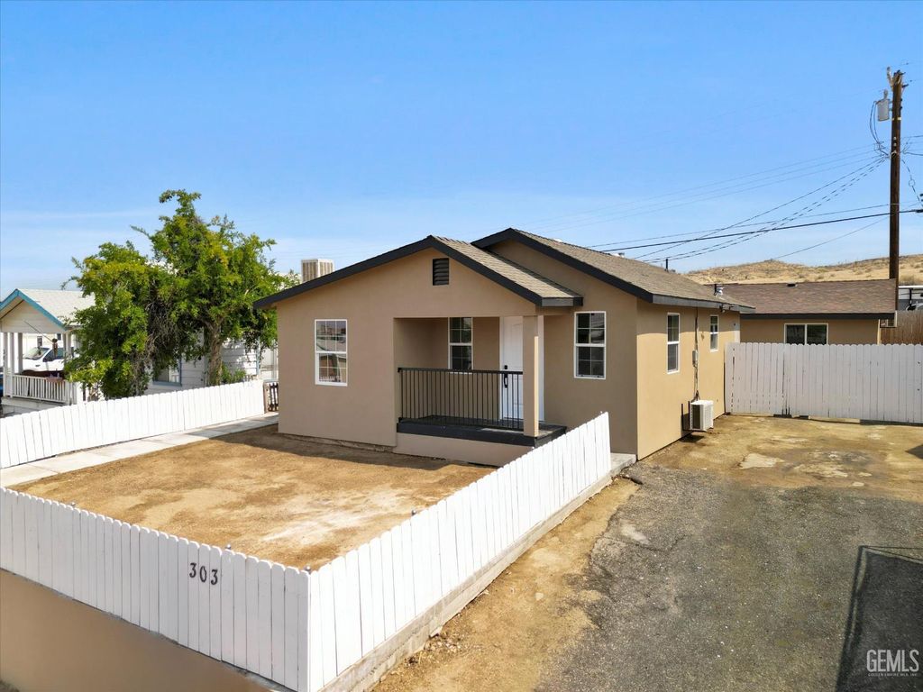 Photo of 303 F Street, Taft, CA 93268 (MLS # 202510765)