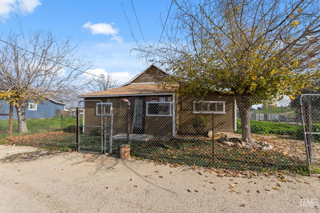 Photo of 421 Mary Street, Maricopa, CA 93252 (MLS # 202600692)