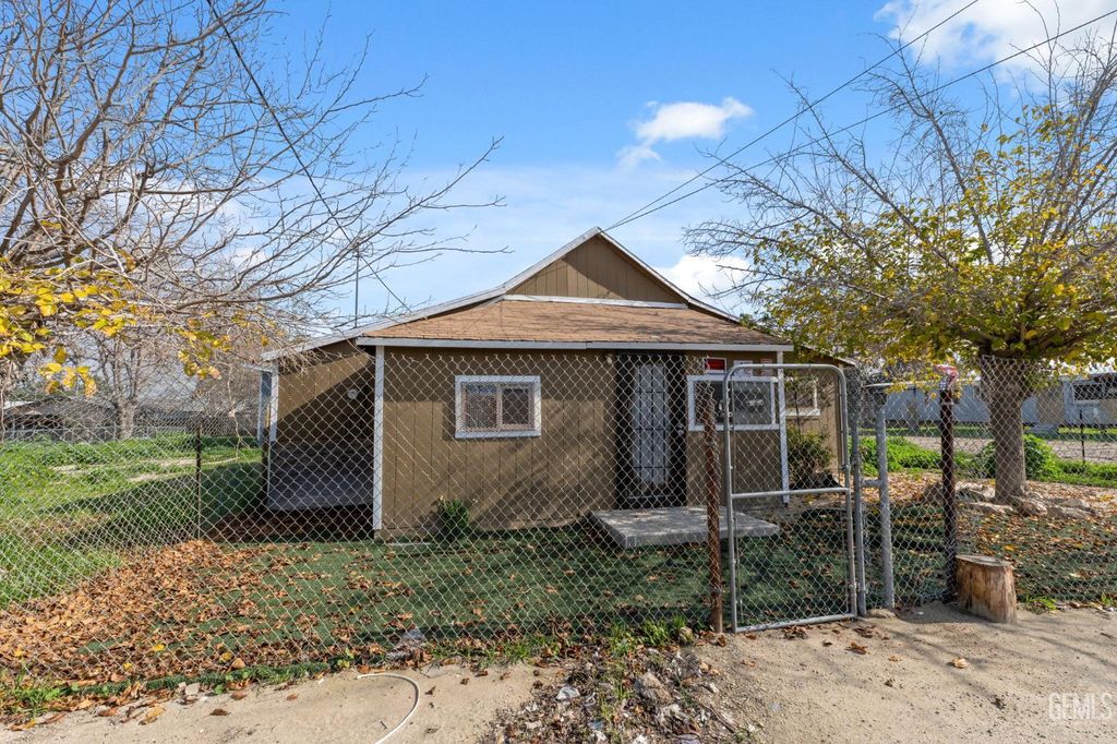 Photo of 421 Mary Street, Maricopa, CA 93252 (MLS # 202600692)