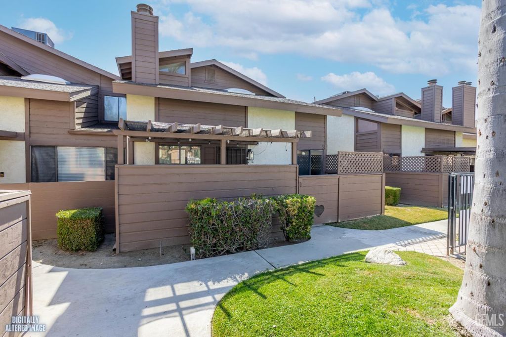 Photo of 2316 Gosford Road #L, Bakersfield, CA 93309 (MLS # 202605732)