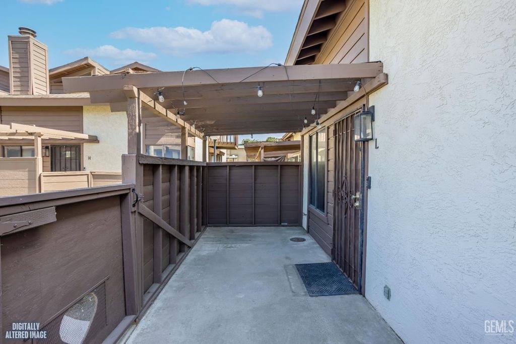 Photo of 2316 Gosford Road #L, Bakersfield, CA 93309 (MLS # 202605732)