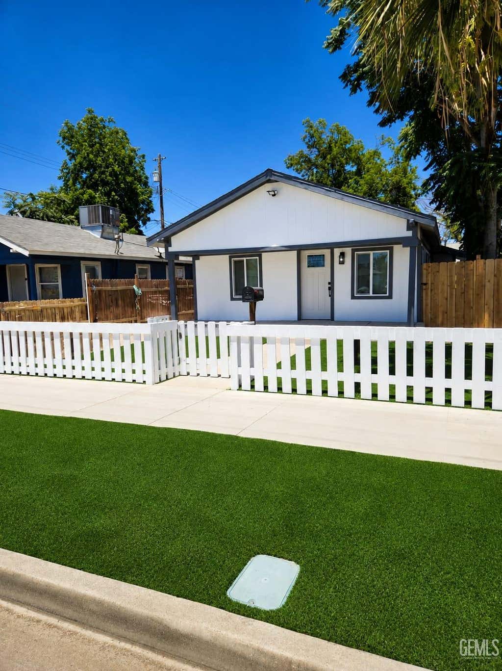 Photo of 1006 6th Street, Bakersfield, CA 93304 (MLS # 202607250)