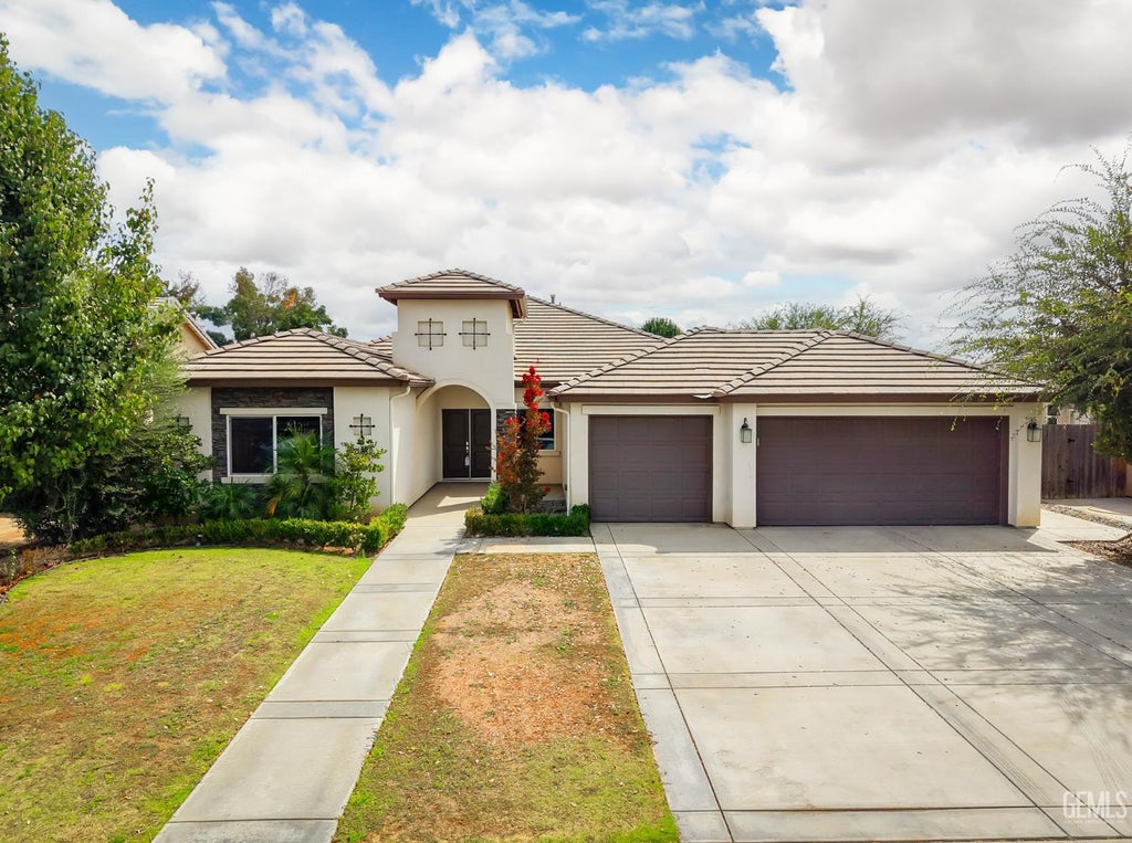 Photo of 15001 Cotton Blossom Avenue, Bakersfield, CA 93314 (MLS # 202609798)