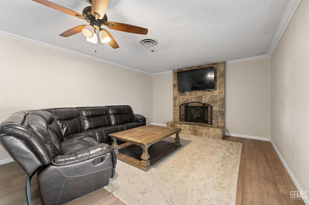 Photo of 4713 Pinecastle Avenue, Bakersfield, CA 93313 (MLS # 202510716)