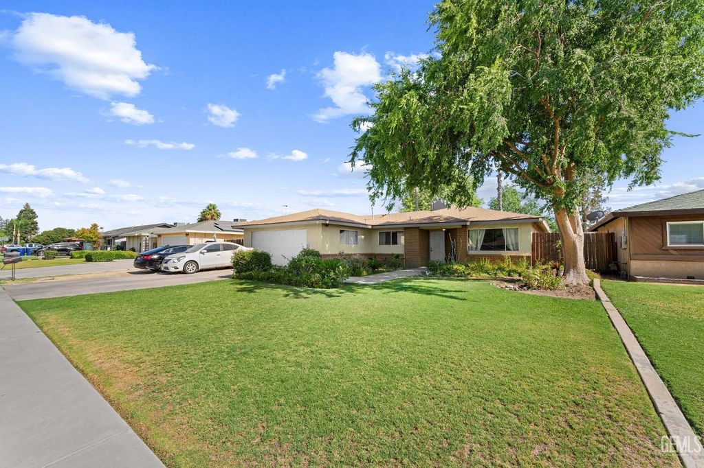 Photo of 4713 Pinecastle Avenue, Bakersfield, CA 93313 (MLS # 202510716)