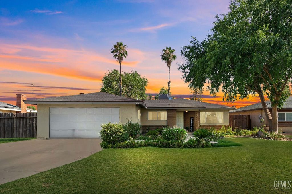 Photo of 4713 Pinecastle Avenue, Bakersfield, CA 93313 (MLS # 202510716)