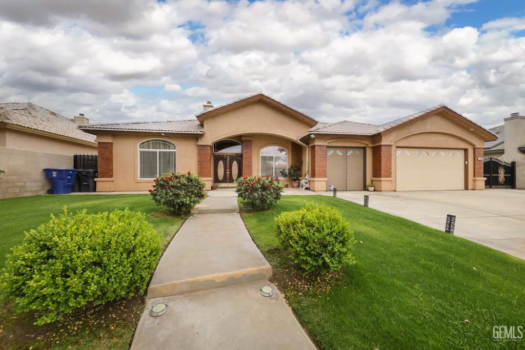 Photo of 4403 Oceanrock Avenue, Bakersfield, CA 93313 (MLS # 202510835)