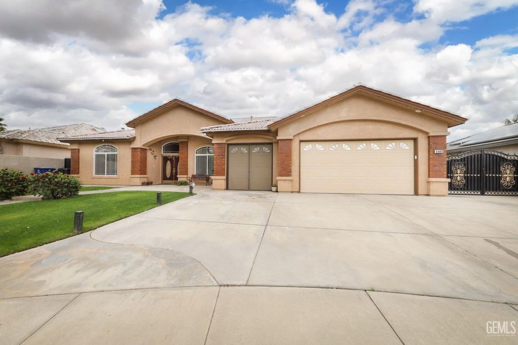 Photo of 4403 Oceanrock Avenue, Bakersfield, CA 93313 (MLS # 202510835)
