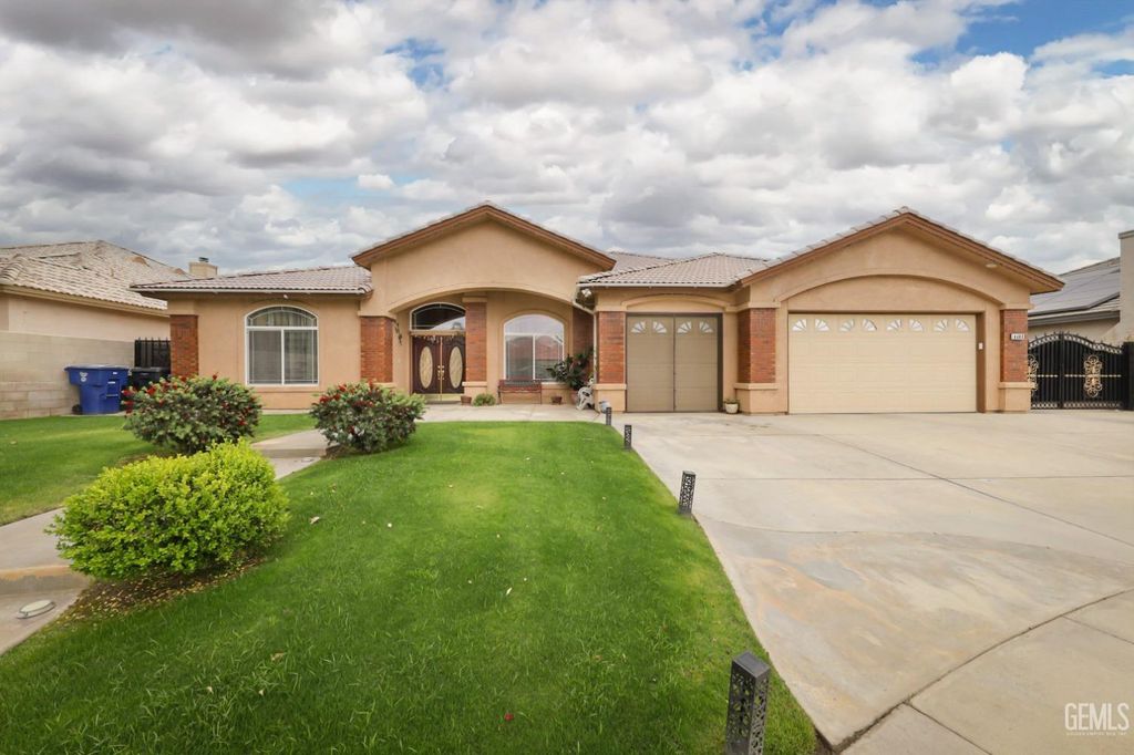 Photo of 4403 Oceanrock Avenue, Bakersfield, CA 93313 (MLS # 202510835)