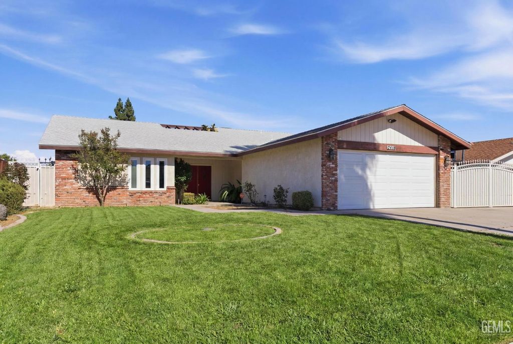 Photo of 2418 Pinon Springs CIR, Bakersfield, CA 93309 (MLS # 202607817)