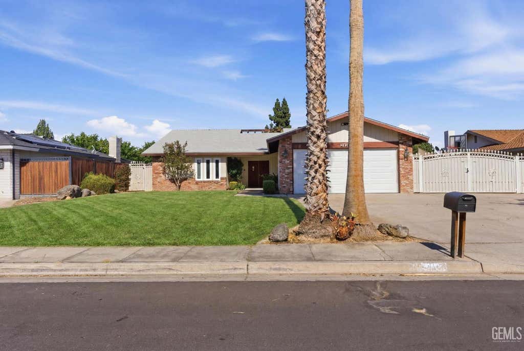 Photo of 2418 Pinon Springs CIR, Bakersfield, CA 93309 (MLS # 202607817)