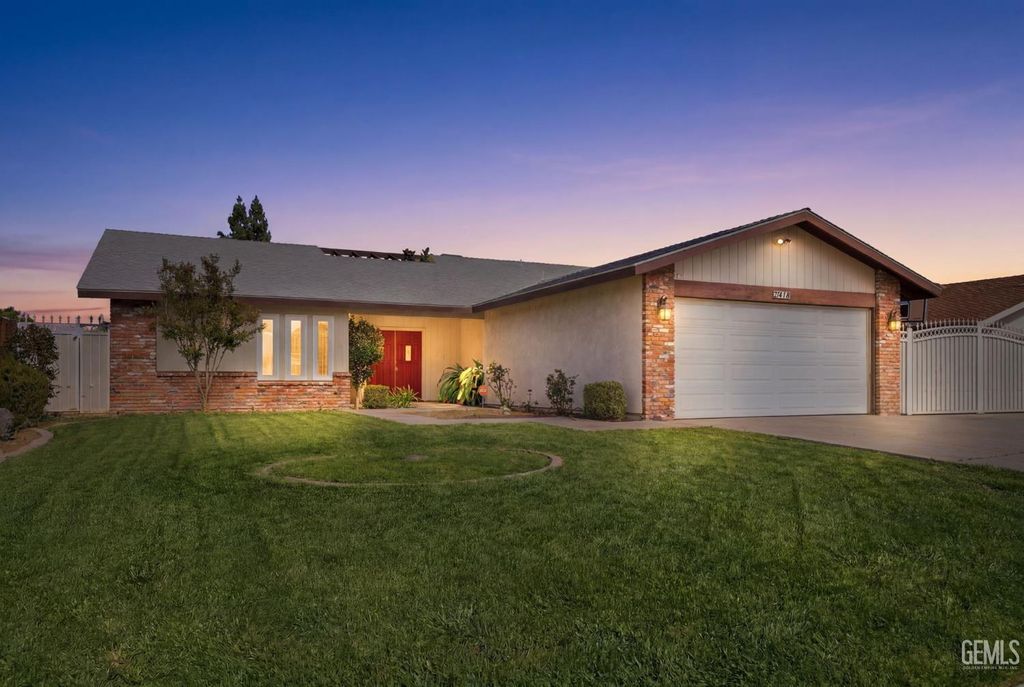 Photo of 2418 Pinon Springs CIR, Bakersfield, CA 93309 (MLS # 202607817)