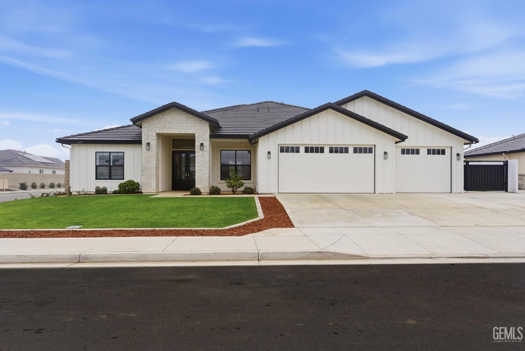 Photo of 16729 Starview Court, Bakersfield, CA 93314 (MLS # 202607928)