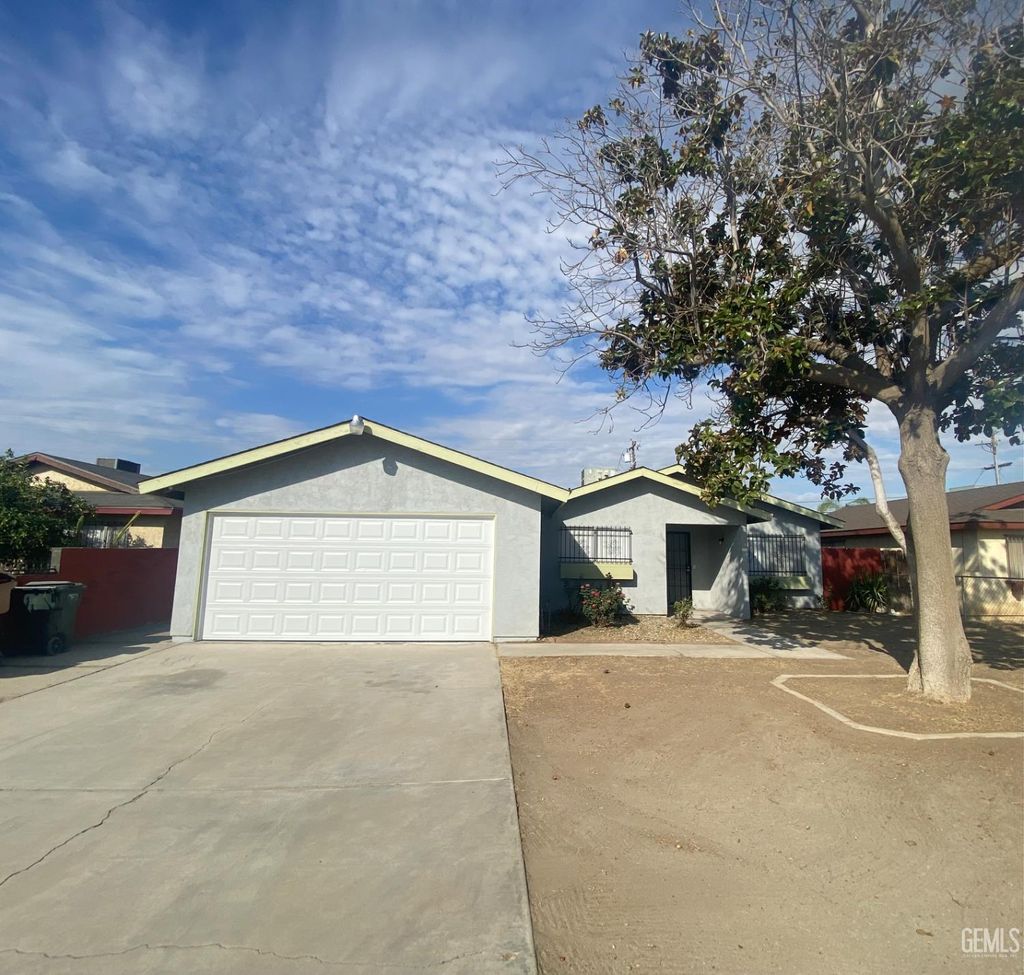 Photo of 3809 Edith Ln, Bakersfield, CA 93304 (MLS # 202511153)