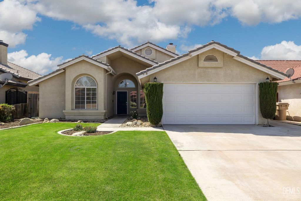 Photo of 8709 Sand Fox Court, Bakersfield, CA 93312 (MLS # 202603804)