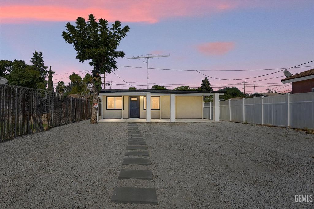 Photo of 3826 Oregon Street, Bakersfield, CA 93306 (MLS # 202510707)