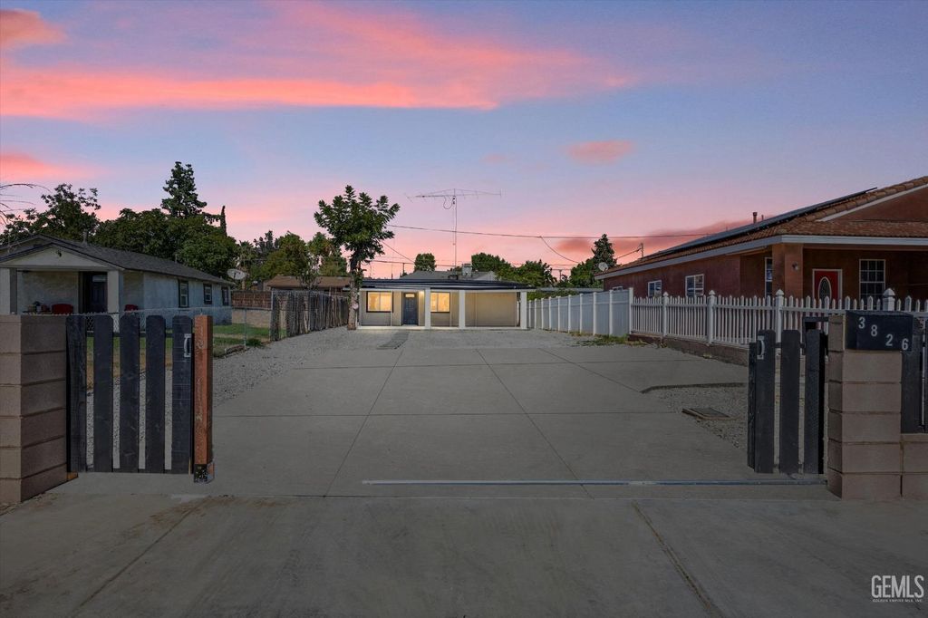 Photo of 3826 Oregon Street, Bakersfield, CA 93306 (MLS # 202510707)