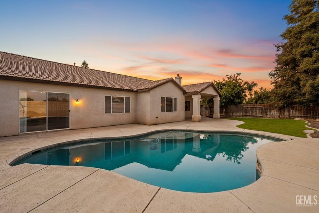 Photo of 9600 Lake Superior Drive, Bakersfield, CA 93312 (MLS # 202511204)