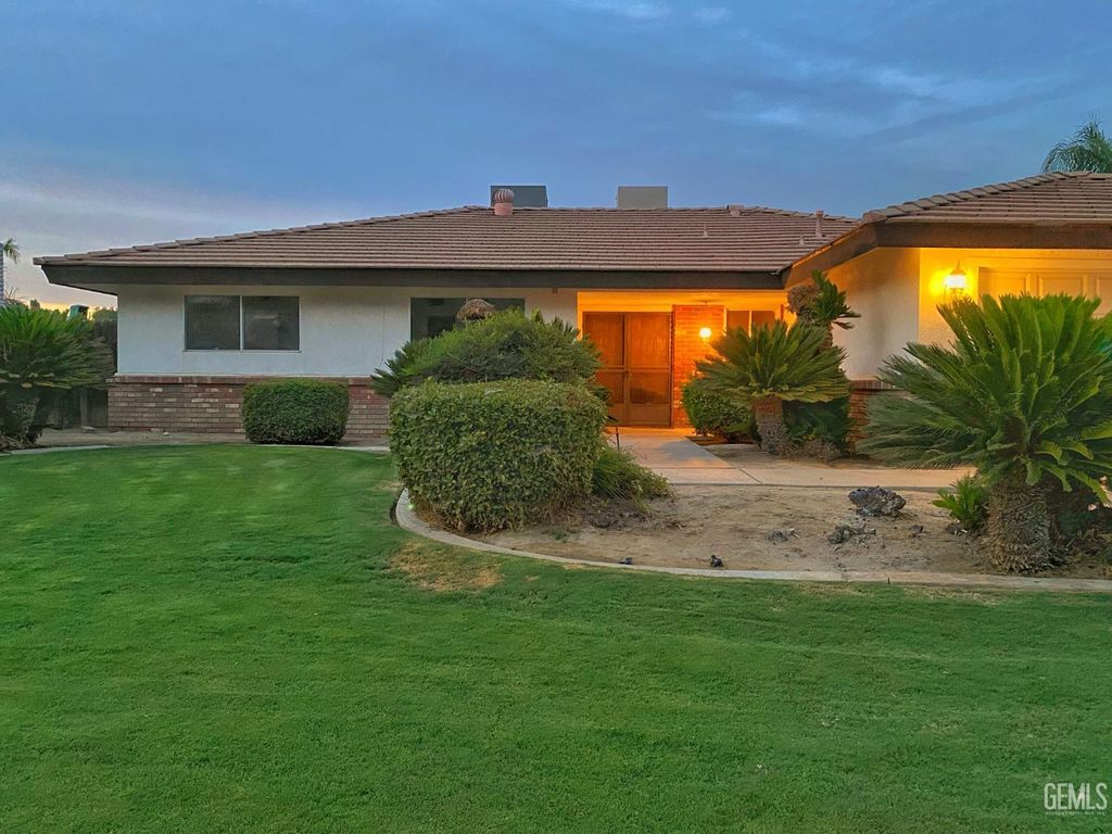 Photo of 7000 Setter Court, Bakersfield, CA 93309 (MLS # 202509993)