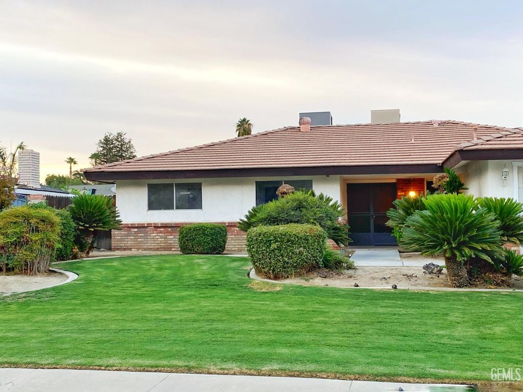 Photo of 7000 Setter Court, Bakersfield, CA 93309 (MLS # 202509993)