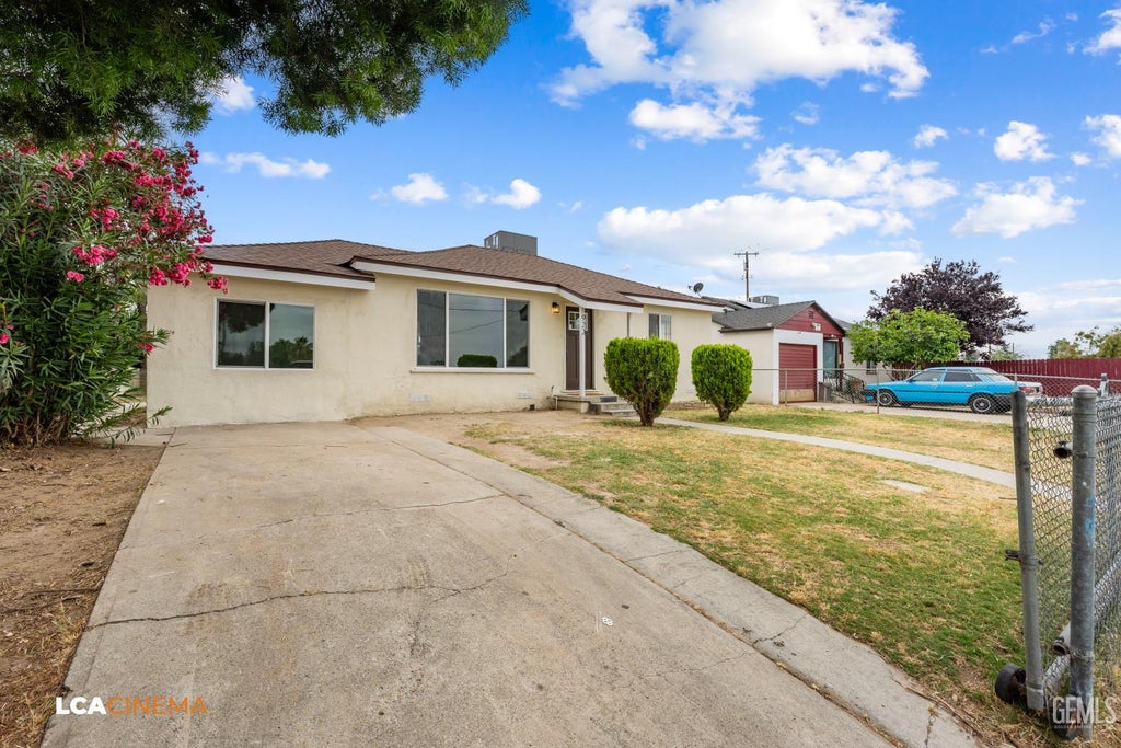 Photo of 923 Terrace Way, Bakersfield, CA 93304 (MLS # 202605776)