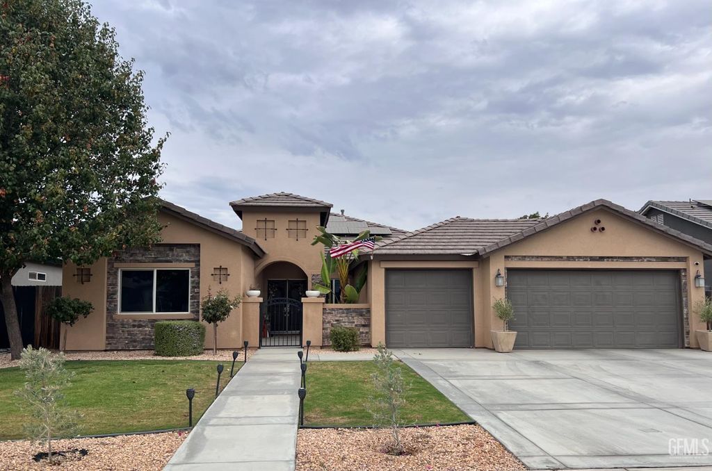 Photo of 15002 Southernwood Avenue, Bakersfield, CA 93314 (MLS # 202510604)