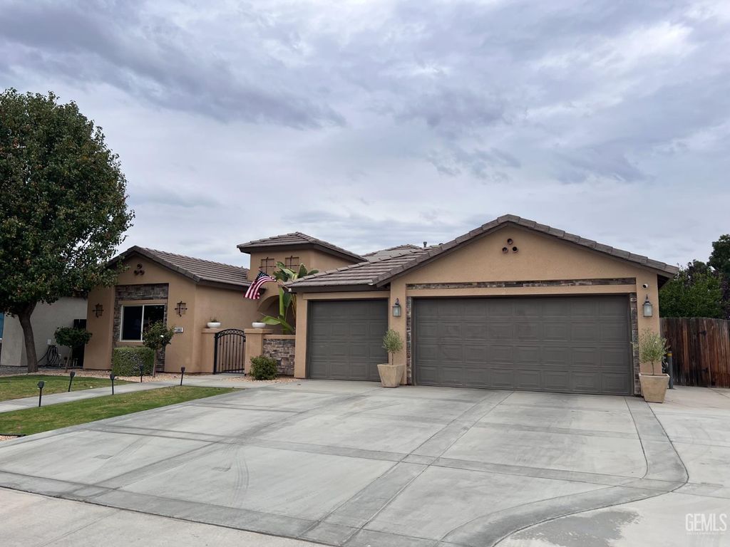 Photo of 15002 Southernwood Avenue, Bakersfield, CA 93314 (MLS # 202510604)
