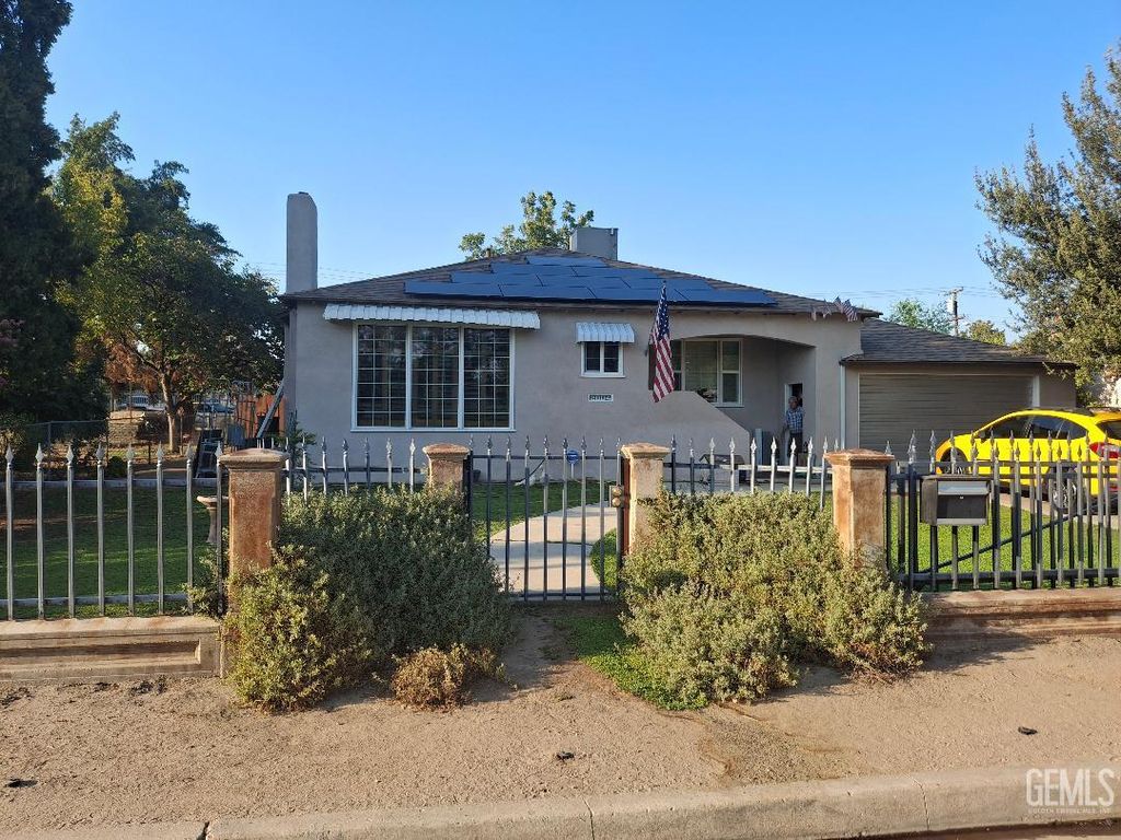 Photo of 2004 Lake Street, Bakersfield, CA 93305 (MLS # 202511318)