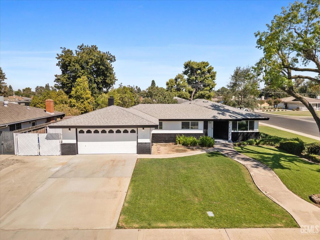 Photo of 6000 Eugene Place, Bakersfield, CA 93308 (MLS # 202510119)