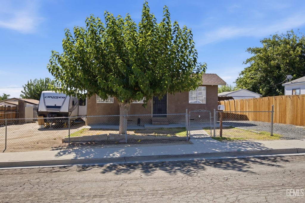 Photo of 316 S 8th Street, Taft, CA 93268 (MLS # 202607890)