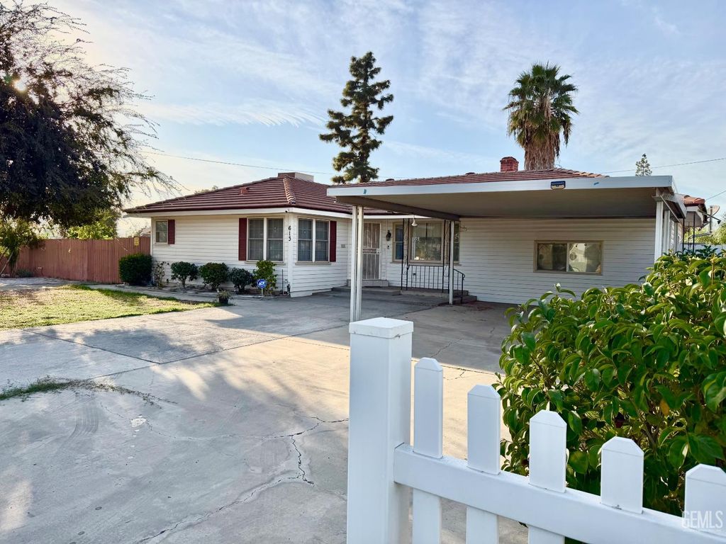 Photo of 613 El Prado Drive, Bakersfield, CA 93304 (MLS # 202600701)