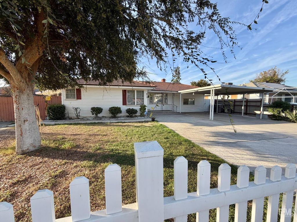 Photo of 613 El Prado Drive, Bakersfield, CA 93304 (MLS # 202600701)