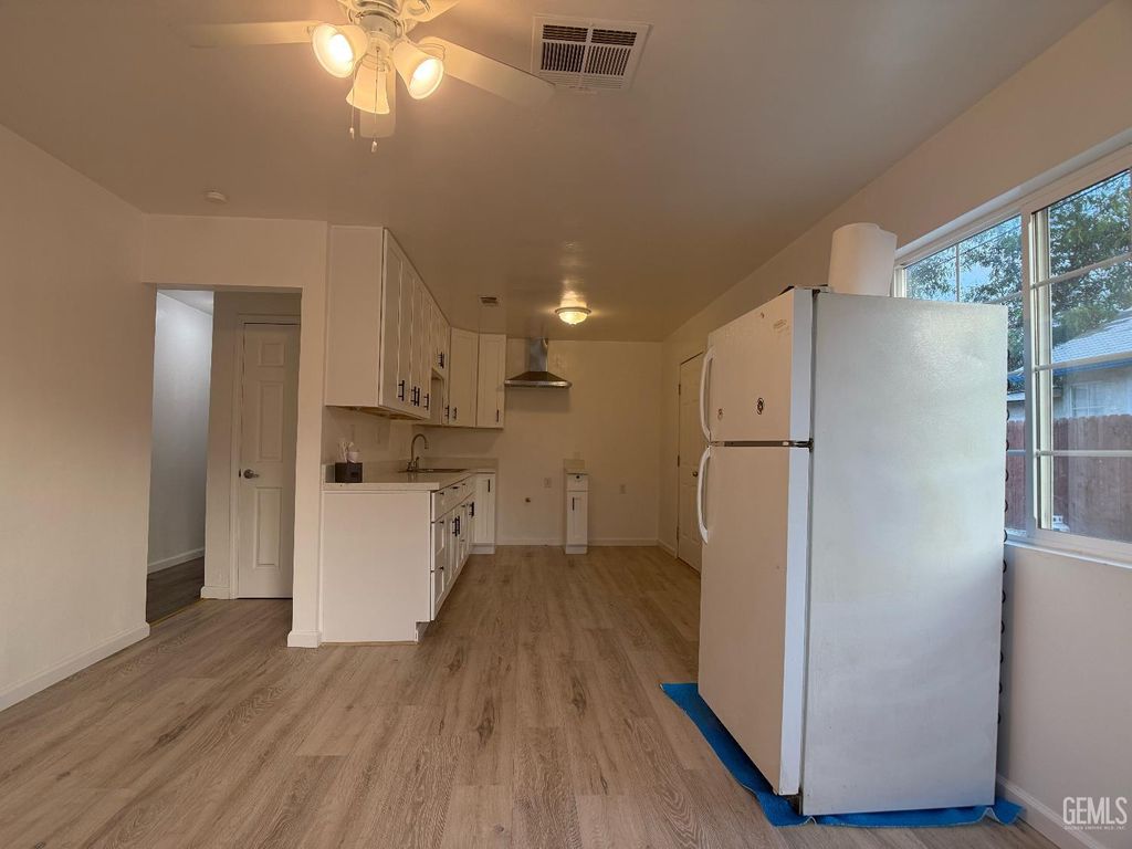 Photo of 1005 Collins Way, Bakersfield, CA 93307 (MLS # 202513335)