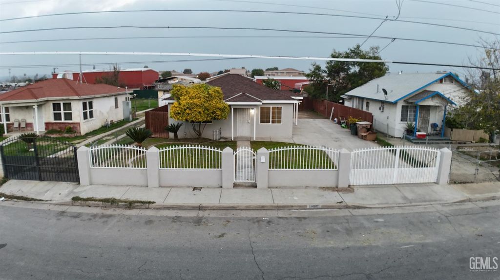 Photo of 1005 Collins Way, Bakersfield, CA 93307 (MLS # 202513335)