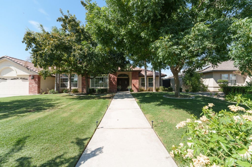 Photo of 13620 Cascade Court, Bakersfield, CA 93314 (MLS # 202609195)