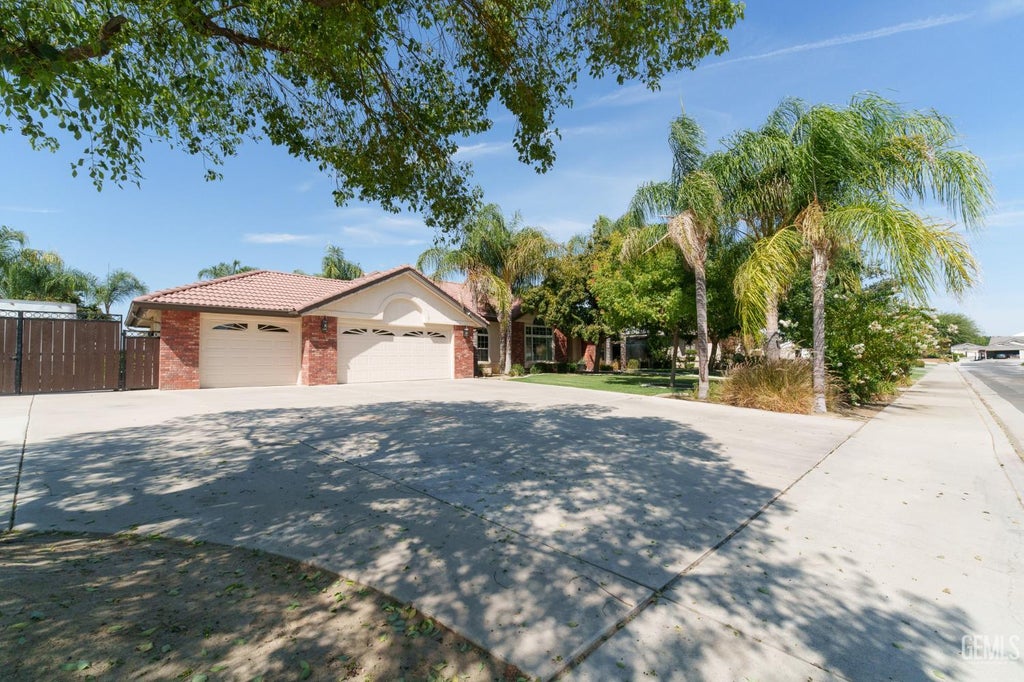 Photo of 13620 Cascade Court, Bakersfield, CA 93314 (MLS # 202609195)
