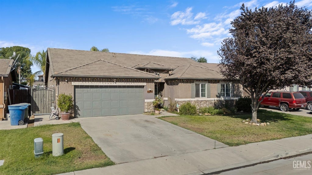 Photo of 2215 Fiori Street, Delano, CA 93215 (MLS # 202610247)