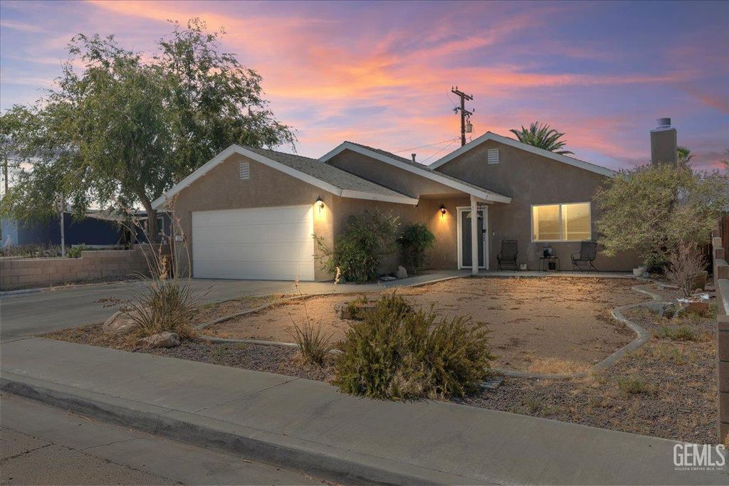 Photo of 1329 Porter Street, Ridgecrest, CA 93555 (MLS # 202510719)