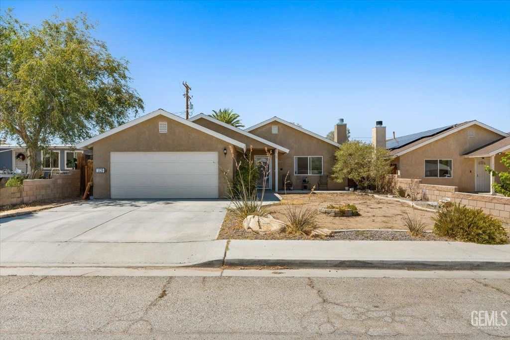Photo of 1329 Porter Street, Ridgecrest, CA 93555 (MLS # 202510719)