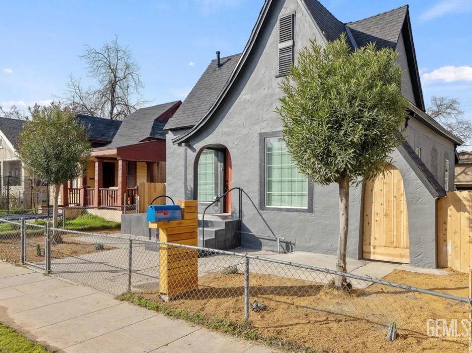 Photo of 425 North San Pablo Ave Ave, Fresno, CA 93701 (MLS # 202608101)