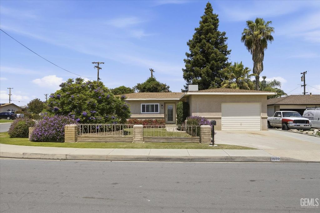 Photo of 1020 Roberts Lane, Bakersfield, CA 93308 (MLS # 202604811)