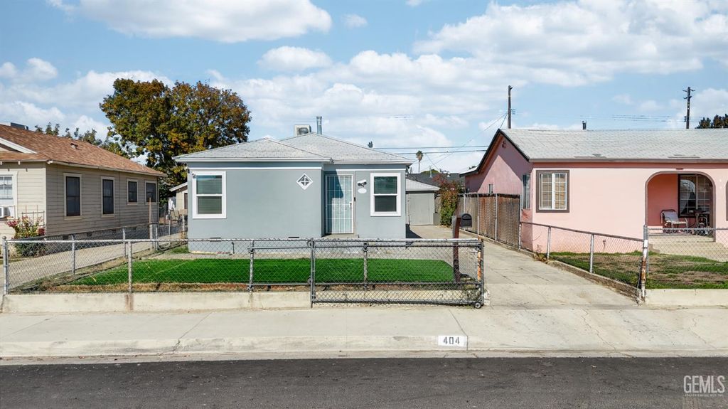 Photo of 404 Wilson Avenue, Bakersfield, CA 93308 (MLS # 202512102)