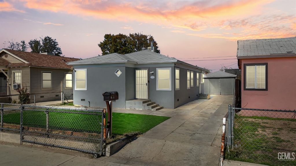 Photo of 404 Wilson Avenue, Bakersfield, CA 93308 (MLS # 202512102)