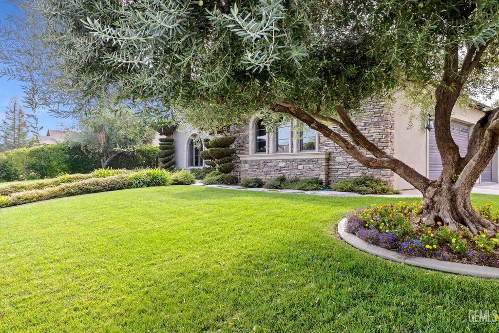 Photo of 9253 Cortona Court, Bakersfield, CA 93314 (MLS # 202511248)