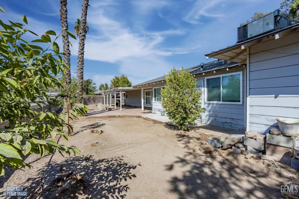 Photo of 119 Cedar Street, Bakersfield, CA 93304 (MLS # 202610127)