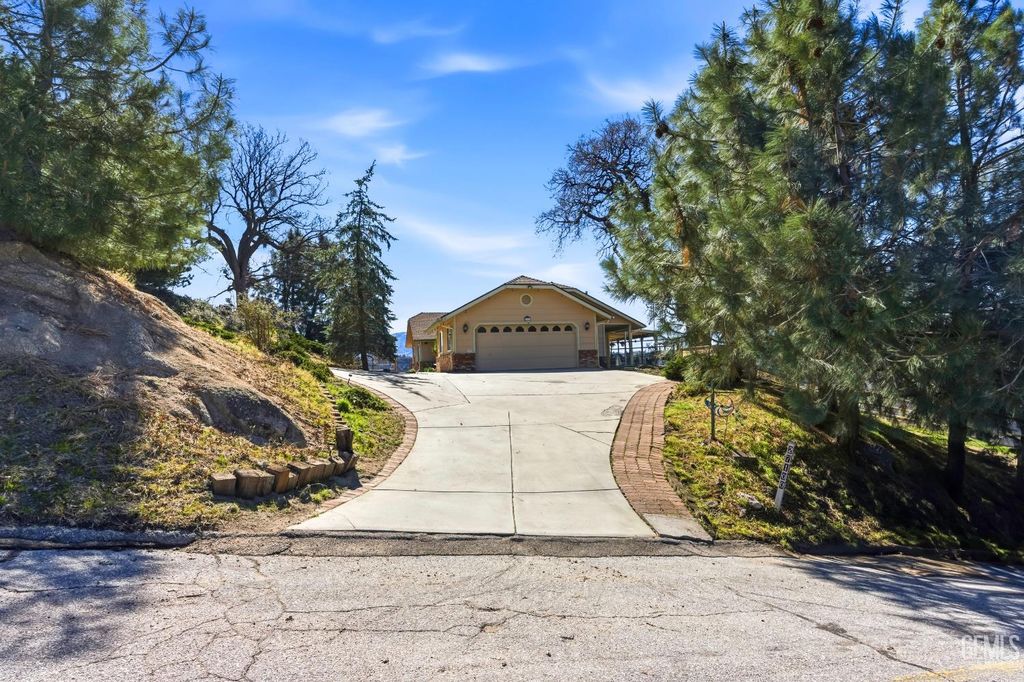 Photo of 27100 Barkes Way, Tehachapi, CA 93561 (MLS # 202602378)