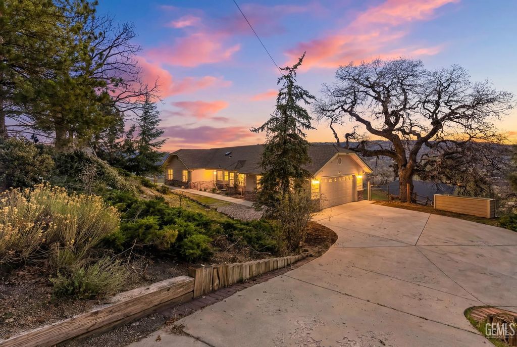 Photo of 27100 Barkes Way, Tehachapi, CA 93561 (MLS # 202602378)