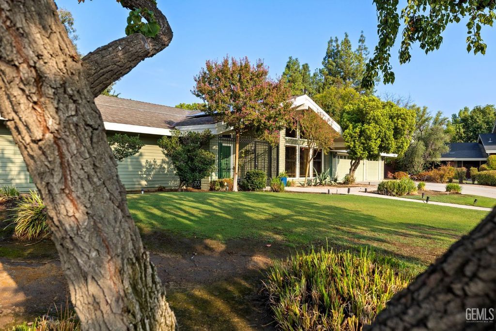 Photo of 1405 Calle Hermosa, Bakersfield, CA 93309 (MLS # 202511052)