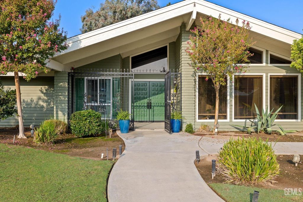 Photo of 1405 Calle Hermosa, Bakersfield, CA 93309 (MLS # 202511052)