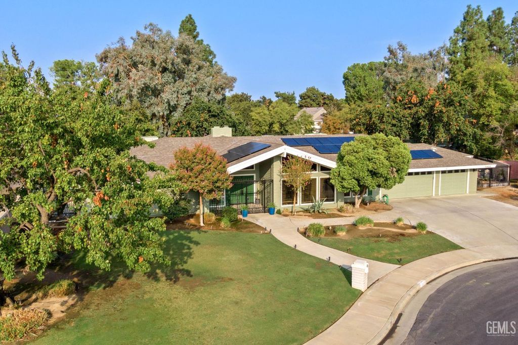 Photo of 1405 Calle Hermosa, Bakersfield, CA 93309 (MLS # 202511052)